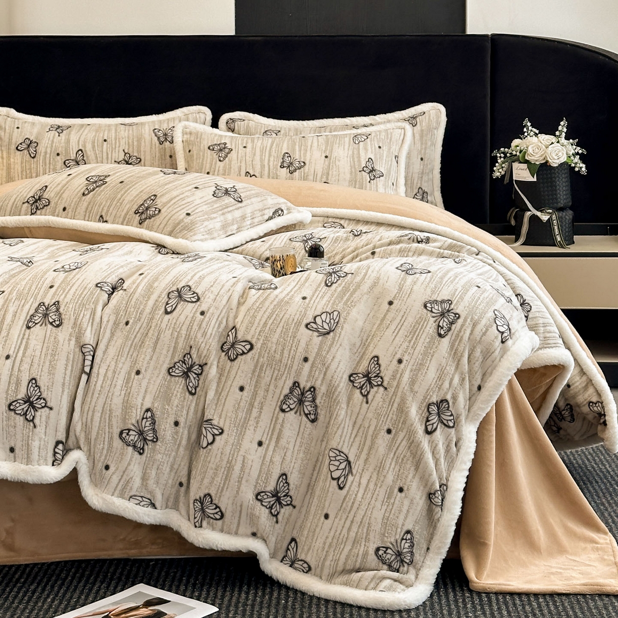 91家纺网 家纺一手货源 找家纺 如一 2025新款立体雕花牛奶绒兔毛包边四件套 蝶舞 -咖