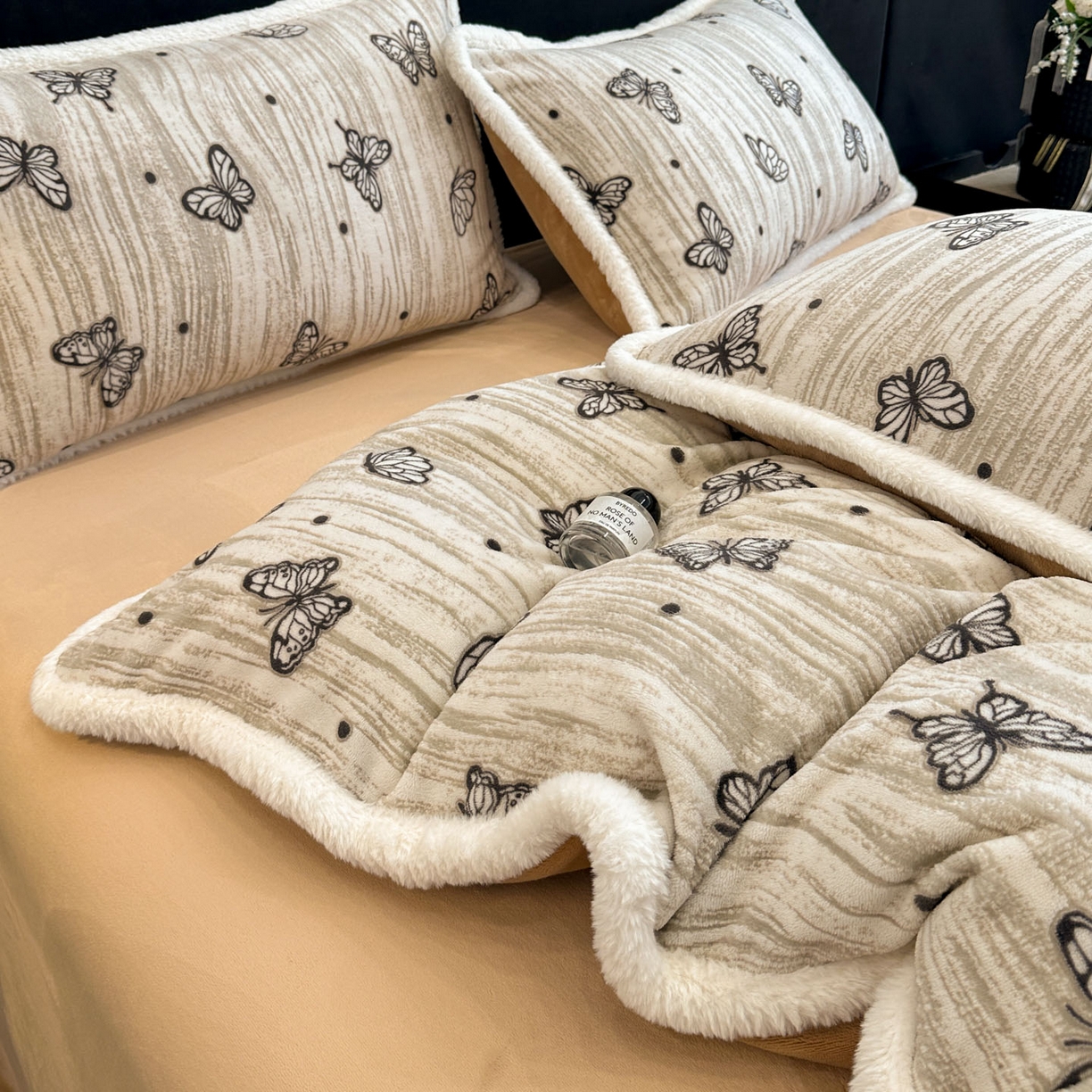 91家纺网 家纺一手货源 找家纺 如一 2025新款立体雕花牛奶绒兔毛包边四件套 蝶舞 -咖