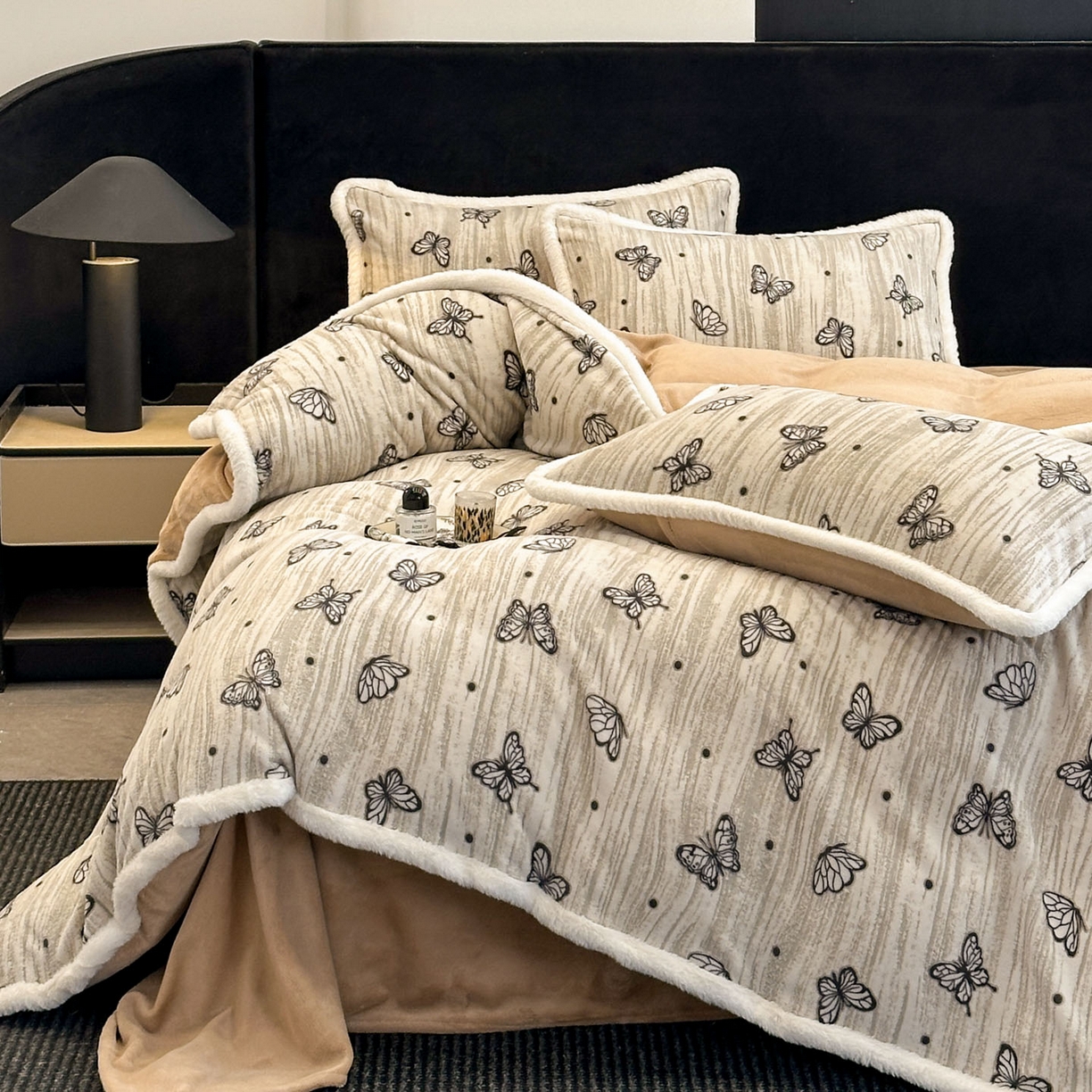 91家纺网 家纺一手货源 找家纺 如一 2025新款立体雕花牛奶绒兔毛包边四件套 蝶舞 -咖