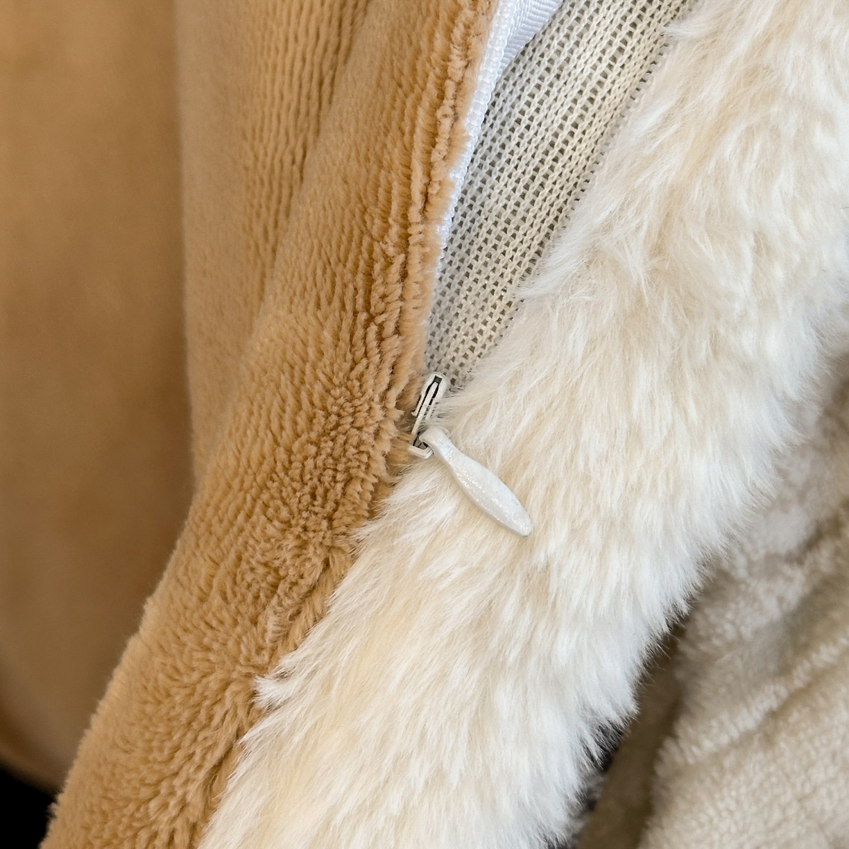 91家纺网 家纺一手货源 找家纺 如一 2025新款立体雕花牛奶绒兔毛包边四件套 蝶舞 -咖