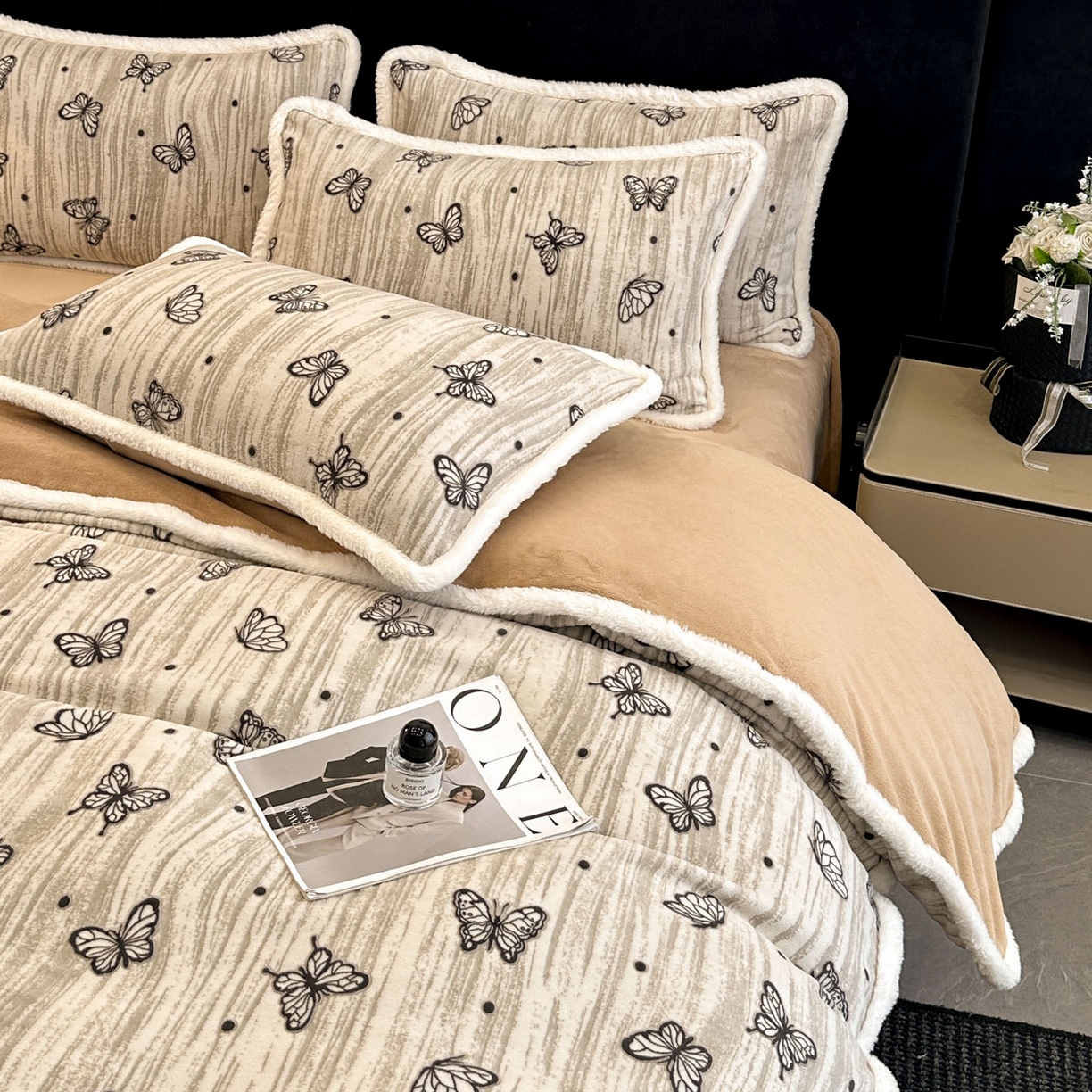 91家纺网 家纺一手货源 找家纺 如一 2025新款立体雕花牛奶绒兔毛包边四件套 蝶舞 -咖