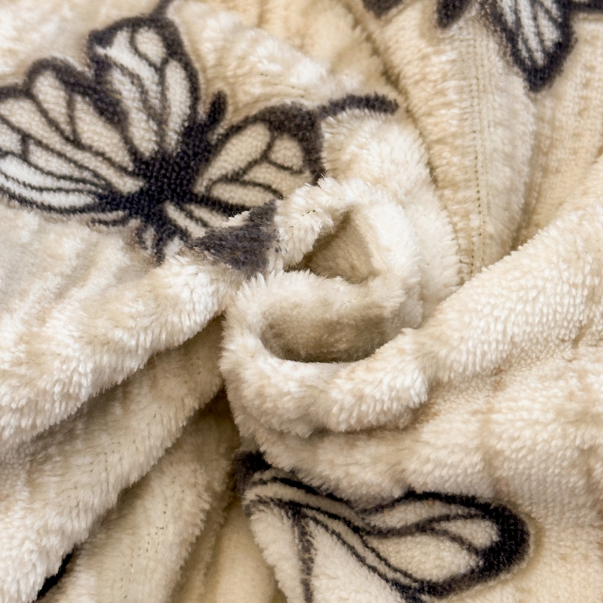 91家纺网 家纺一手货源 找家纺 如一 2025新款立体雕花牛奶绒兔毛包边四件套 蝶舞 -咖