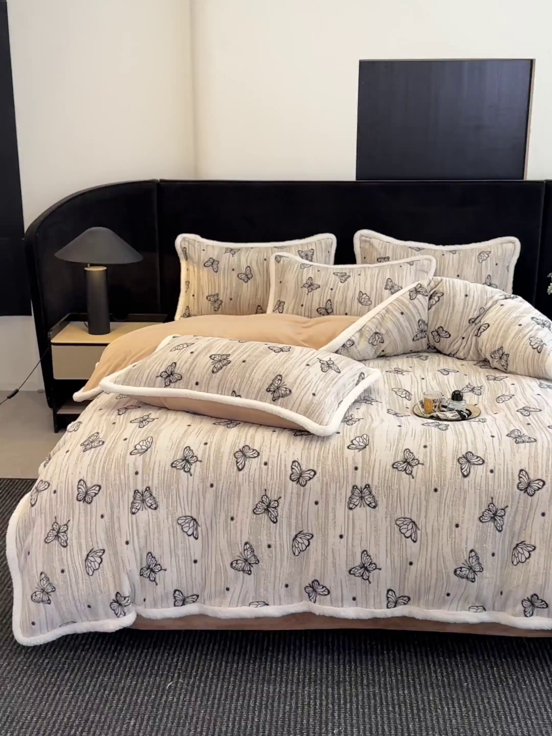 91家纺网 家纺一手货源 找家纺 如一 2025新款立体雕花牛奶绒兔毛包边四件套 蝶舞 -咖