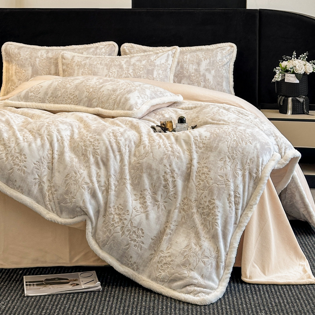 91家纺网 家纺一手货源 找家纺 如一 2025新款立体雕花牛奶绒兔毛包边四件套 花枝 -咖