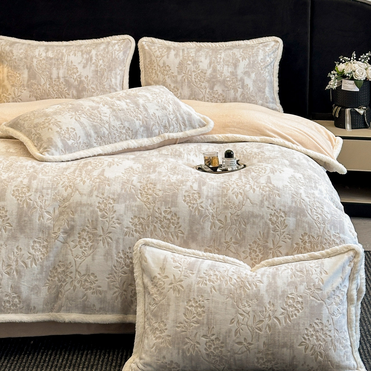 91家纺网 家纺一手货源 找家纺 如一 2025新款立体雕花牛奶绒兔毛包边四件套 花枝 -咖