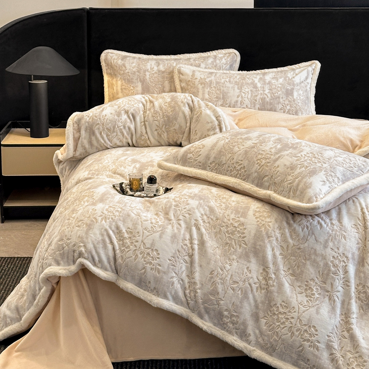 91家纺网 家纺一手货源 找家纺 如一 2025新款立体雕花牛奶绒兔毛包边四件套 花枝 -咖