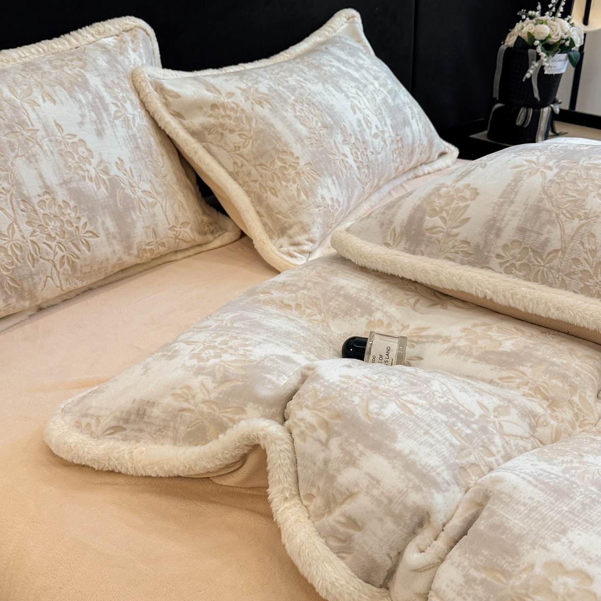 91家纺网 家纺一手货源 找家纺 如一 2025新款立体雕花牛奶绒兔毛包边四件套 花枝 -咖