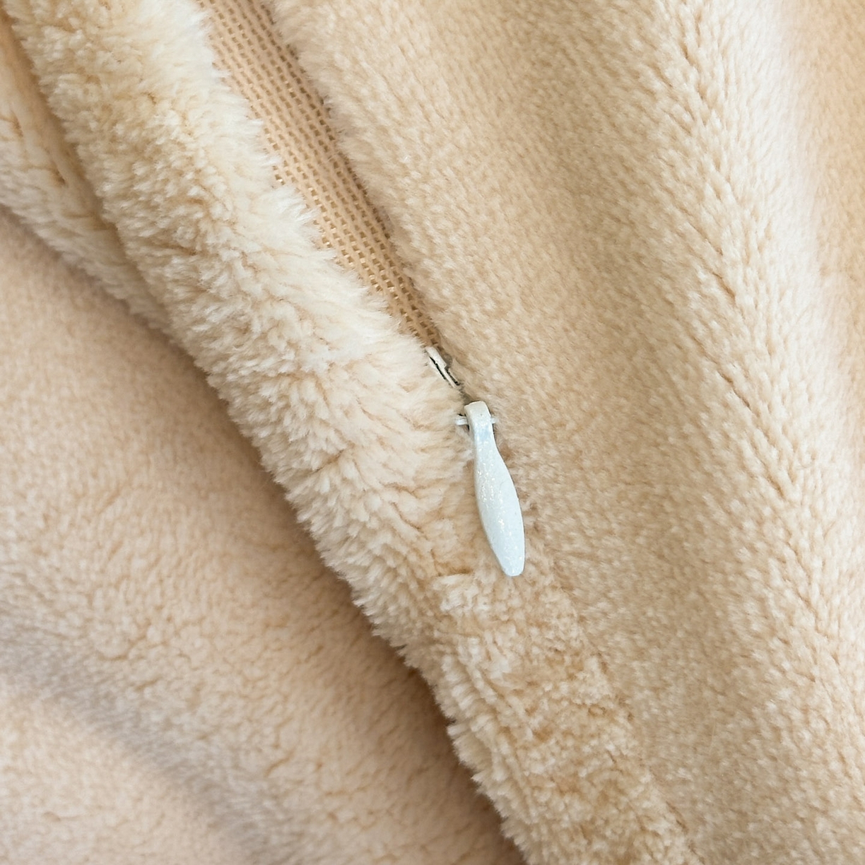 91家纺网 家纺一手货源 找家纺 如一 2025新款立体雕花牛奶绒兔毛包边四件套 花枝 -咖