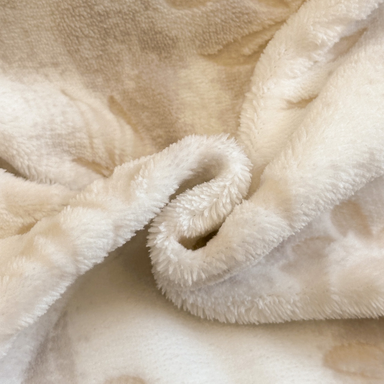 91家纺网 家纺一手货源 找家纺 如一 2025新款立体雕花牛奶绒兔毛包边四件套 花枝 -咖