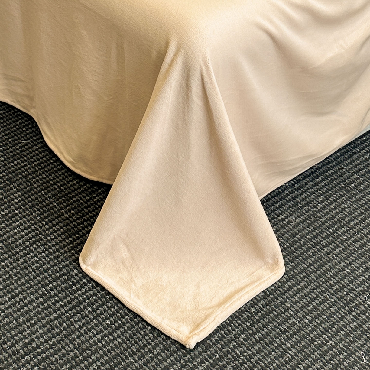 91家纺网 家纺一手货源 找家纺 如一 2025新款立体雕花牛奶绒兔毛包边四件套 花枝 -咖