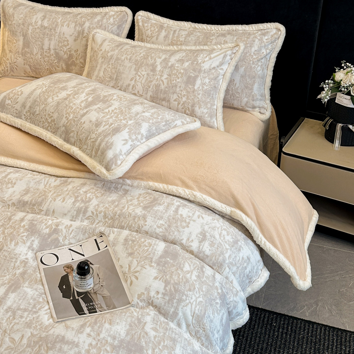 91家纺网 家纺一手货源 找家纺 如一 2025新款立体雕花牛奶绒兔毛包边四件套 花枝 -咖