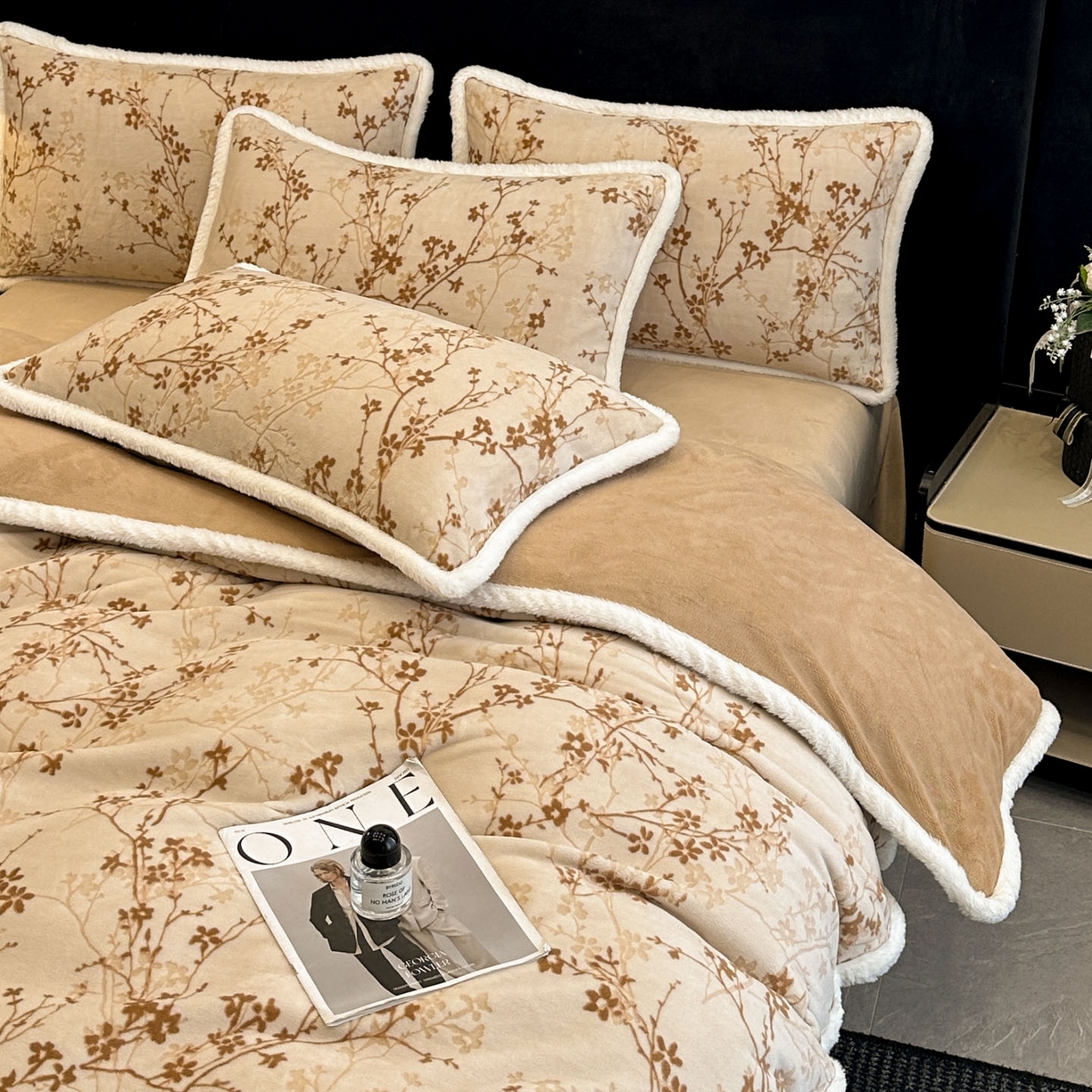 91家纺网 家纺一手货源 找家纺 如一 2025新款立体雕花牛奶绒兔毛包边四件套 山茶 -咖