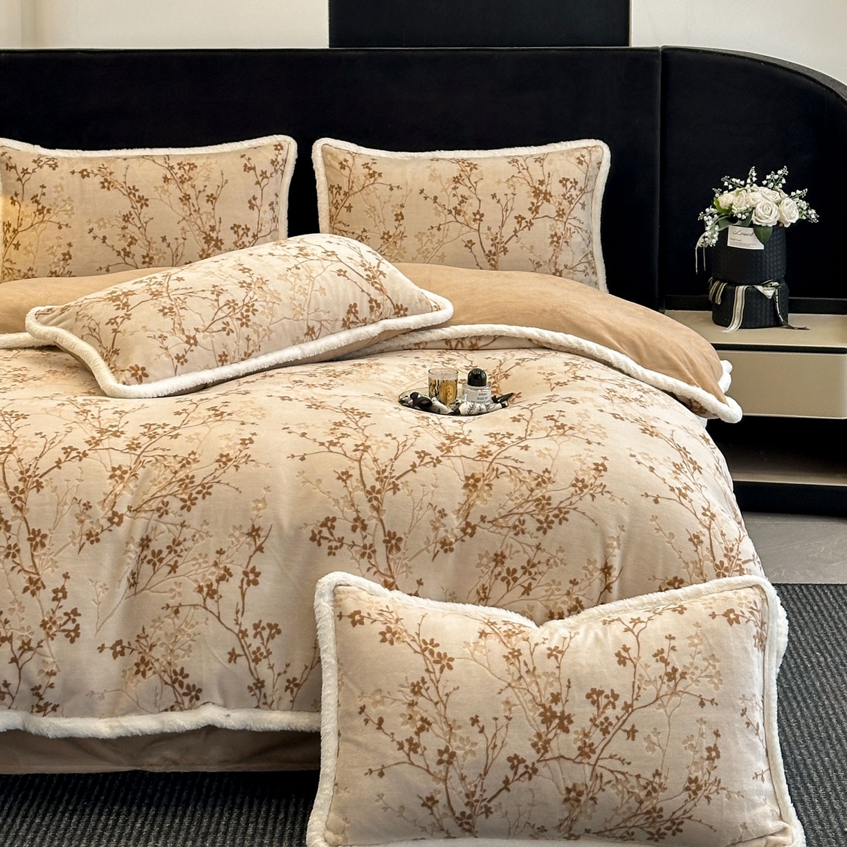 91家纺网 家纺一手货源 找家纺 如一 2025新款立体雕花牛奶绒兔毛包边四件套 山茶 -咖