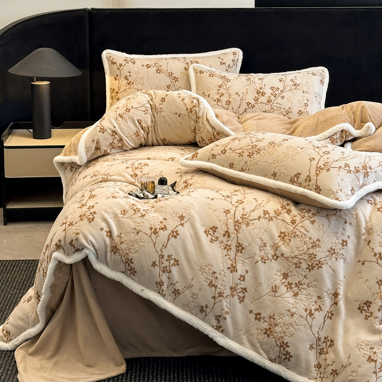 91家纺网 家纺一手货源 找家纺 如一 2025新款立体雕花牛奶绒兔毛包边四件套 山茶 -咖