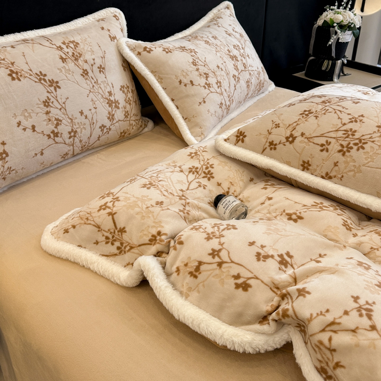 91家纺网 家纺一手货源 找家纺 如一 2025新款立体雕花牛奶绒兔毛包边四件套 山茶 -咖