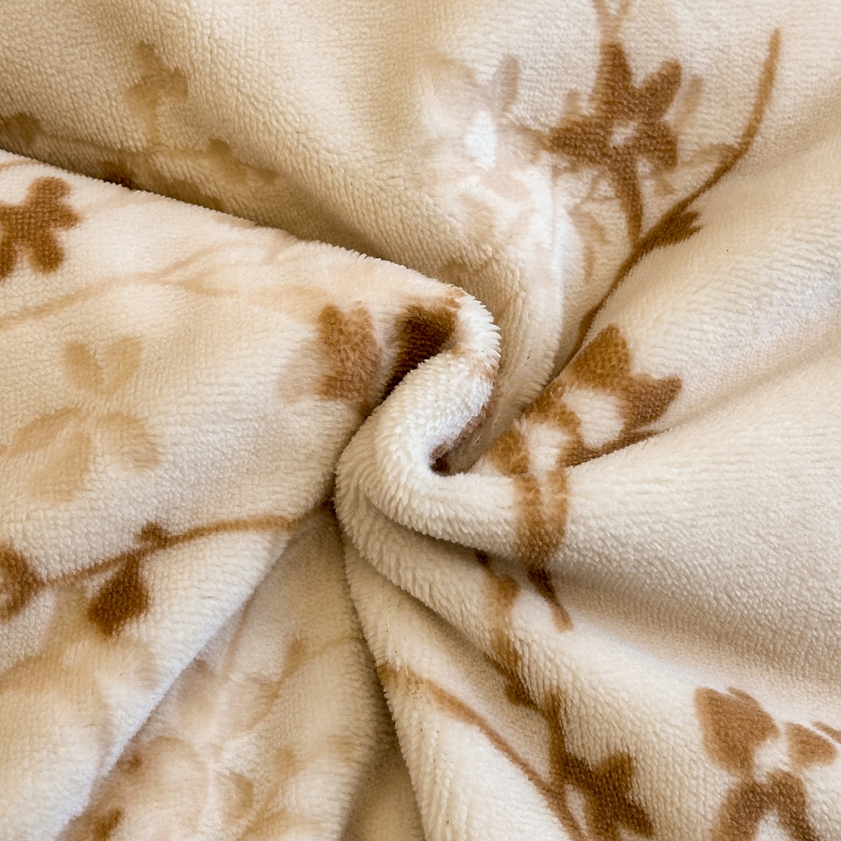 91家纺网 家纺一手货源 找家纺 如一 2025新款立体雕花牛奶绒兔毛包边四件套 山茶 -咖