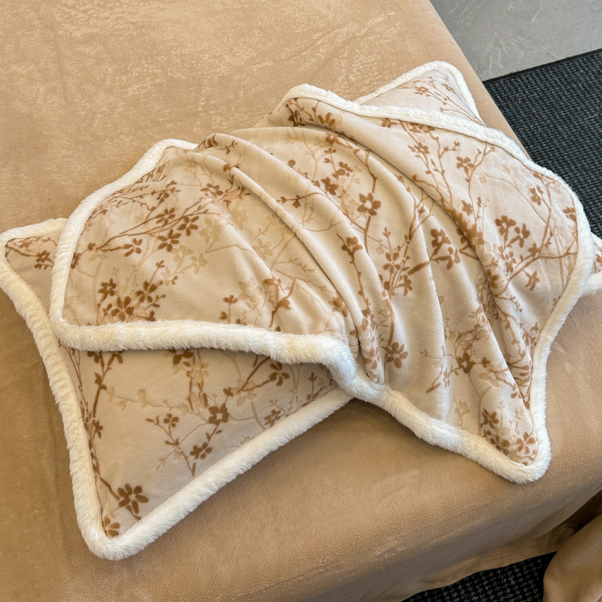 91家纺网 家纺一手货源 找家纺 如一 2025新款立体雕花牛奶绒兔毛包边四件套 山茶 -咖