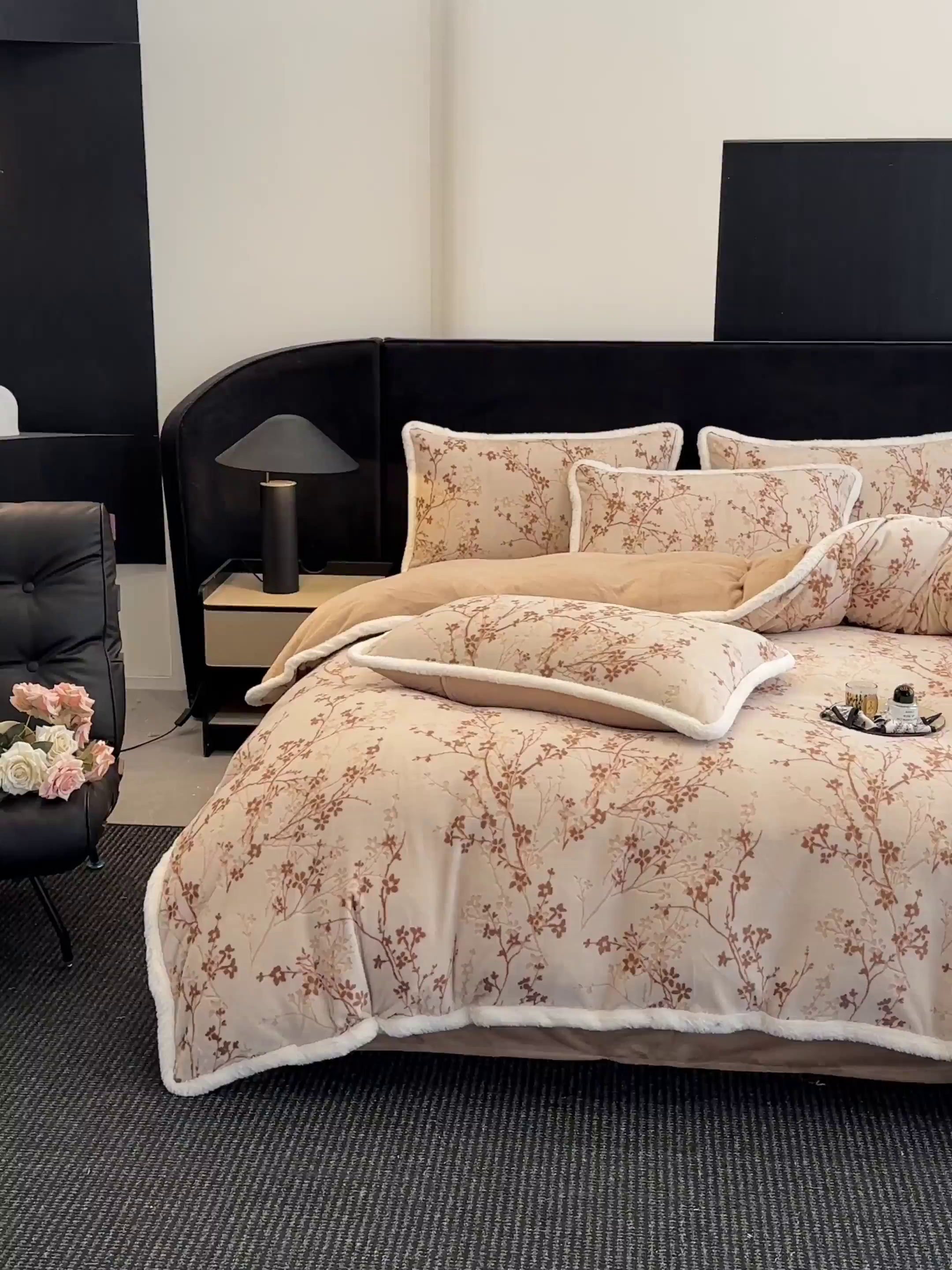 91家纺网 家纺一手货源 找家纺 如一 2025新款立体雕花牛奶绒兔毛包边四件套 山茶 -咖