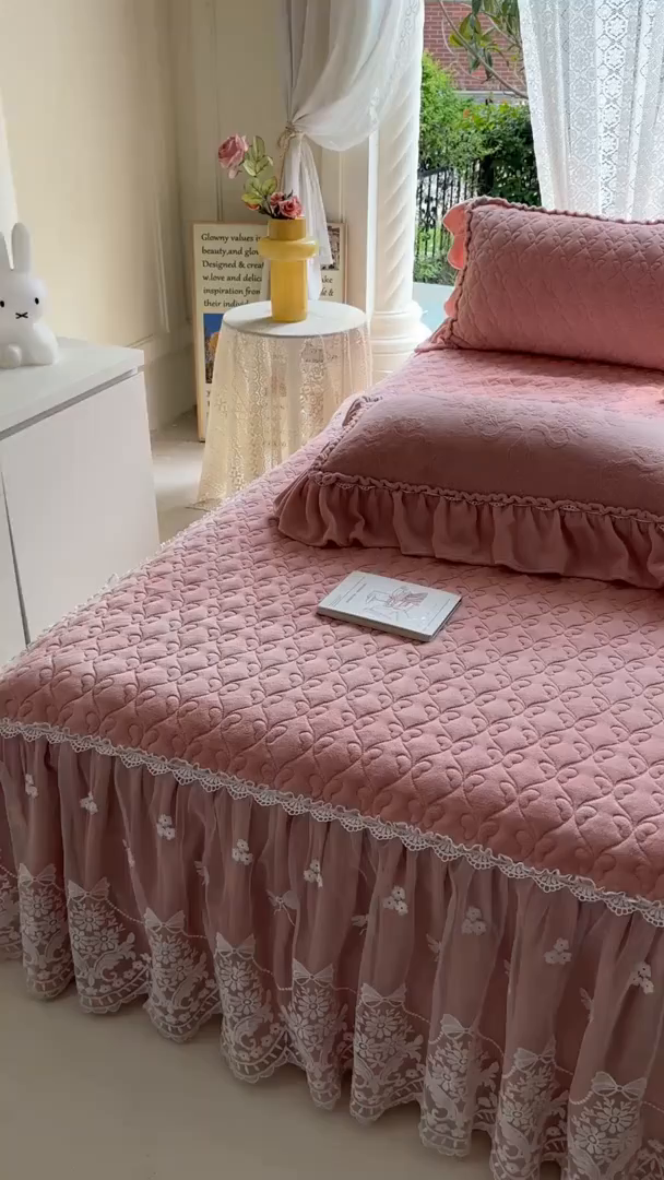 91家纺网 家纺一手货源 找家纺 （总）罗艺轩 【控价】2025新款立体雕花牛奶绒加厚保暖床裙款三件套-安琪儿