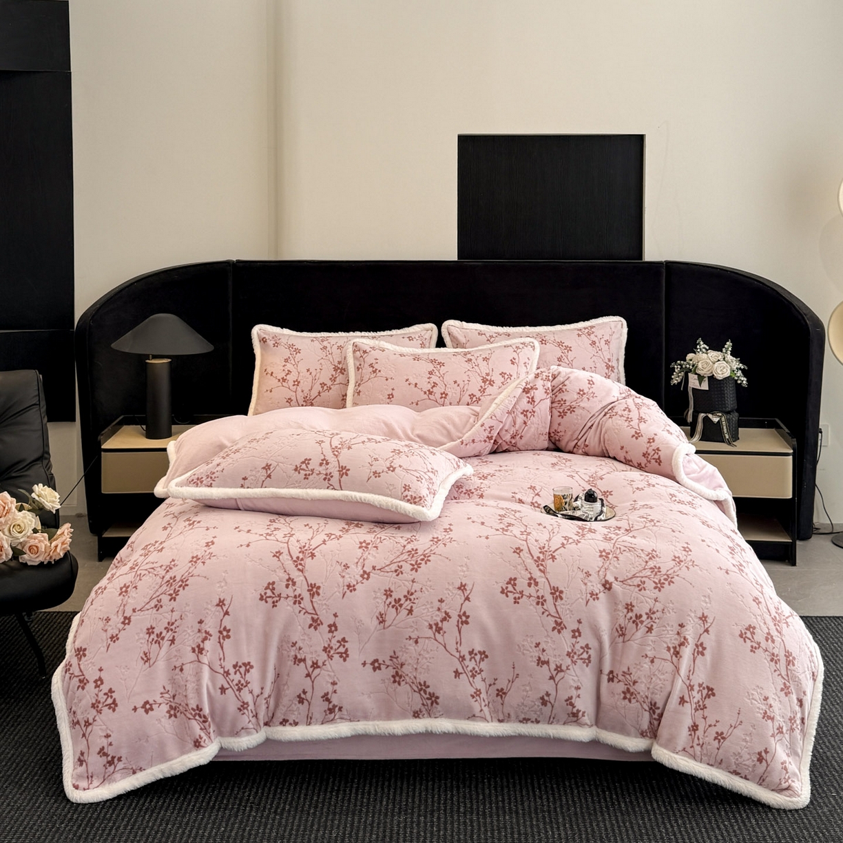 91家纺网 家纺一手货源 找家纺 如一 2025新款立体雕花牛奶绒兔毛包边四件套 山茶-粉