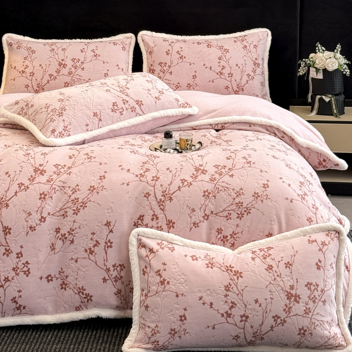 91家纺网 家纺一手货源 找家纺 如一 2025新款立体雕花牛奶绒兔毛包边四件套 山茶-粉