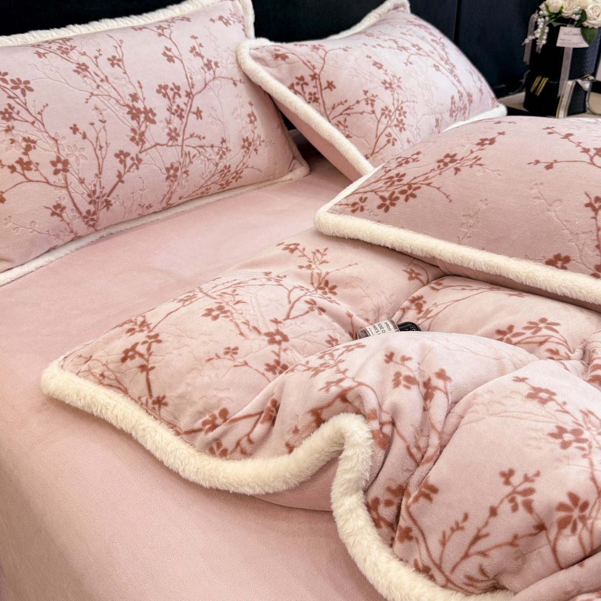91家纺网 家纺一手货源 找家纺 如一 2025新款立体雕花牛奶绒兔毛包边四件套 山茶-粉