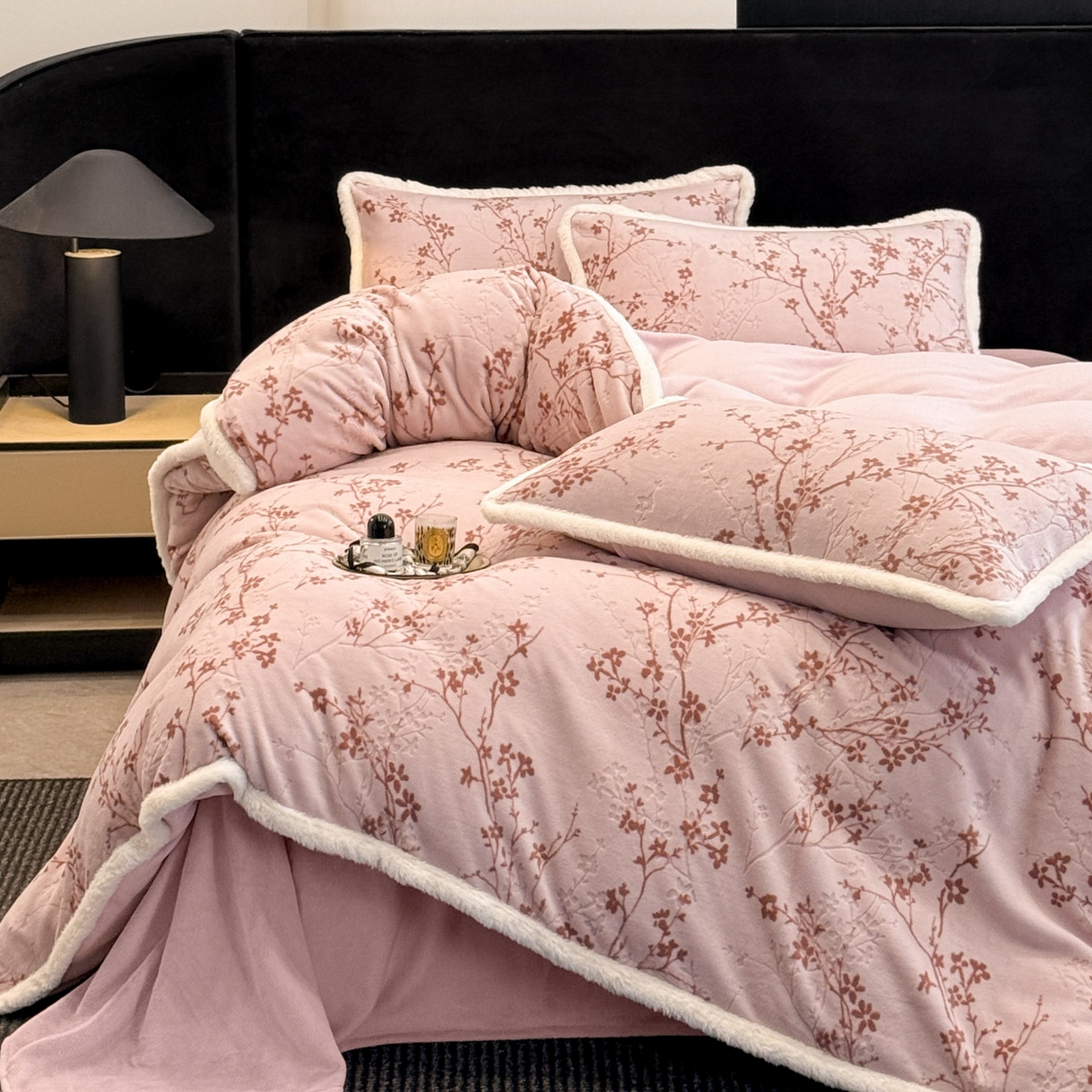 91家纺网 家纺一手货源 找家纺 如一 2025新款立体雕花牛奶绒兔毛包边四件套 山茶-粉