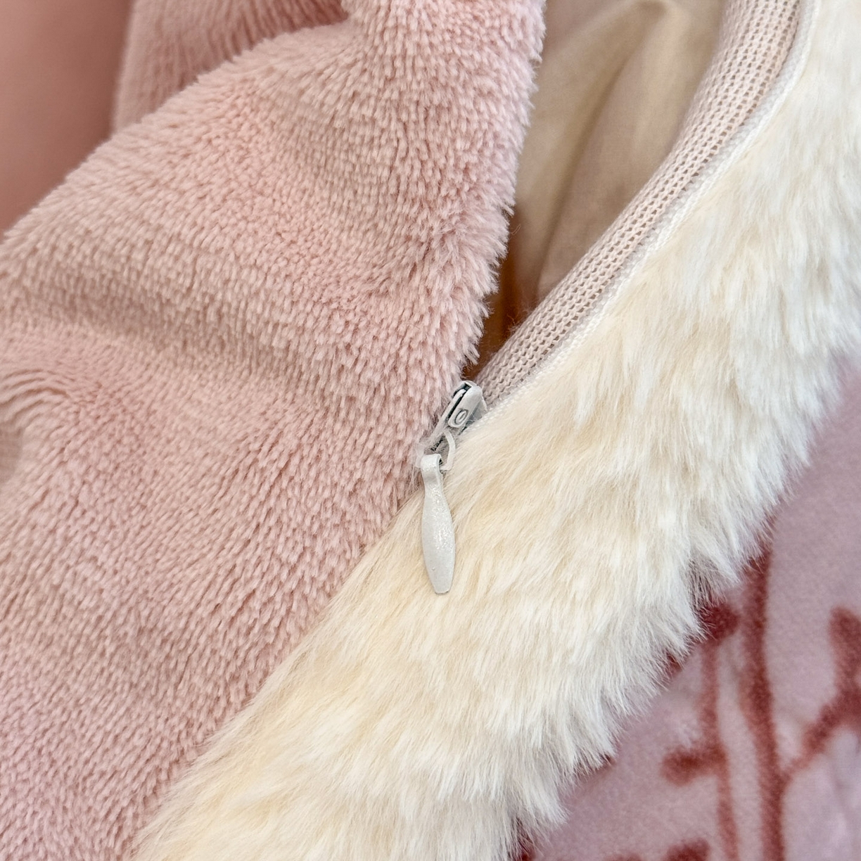 91家纺网 家纺一手货源 找家纺 如一 2025新款立体雕花牛奶绒兔毛包边四件套 山茶-粉