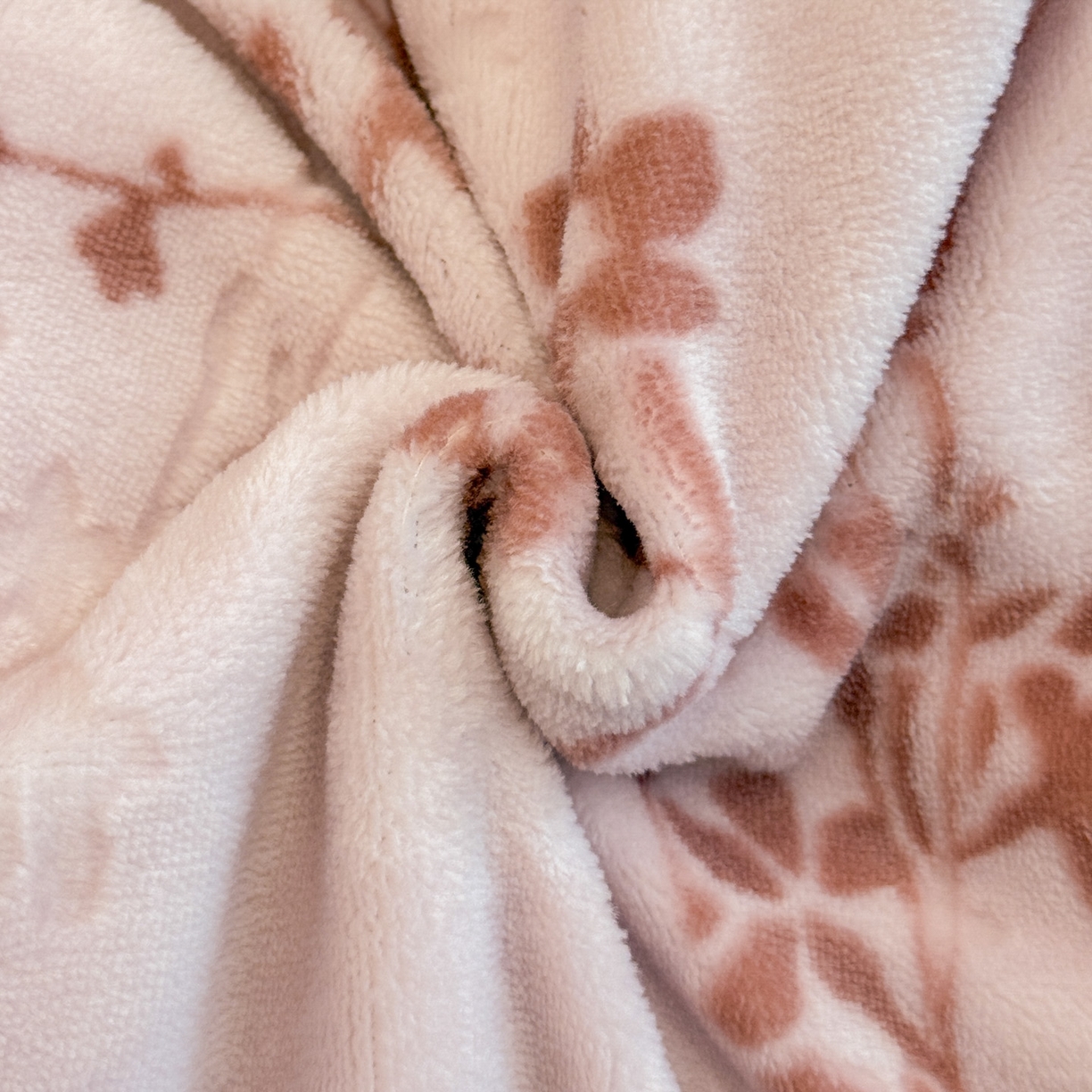 91家纺网 家纺一手货源 找家纺 如一 2025新款立体雕花牛奶绒兔毛包边四件套 山茶-粉