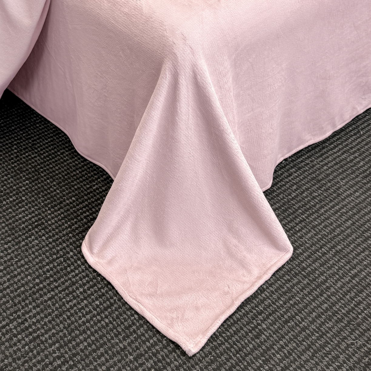 91家纺网 家纺一手货源 找家纺 如一 2025新款立体雕花牛奶绒兔毛包边四件套 山茶-粉