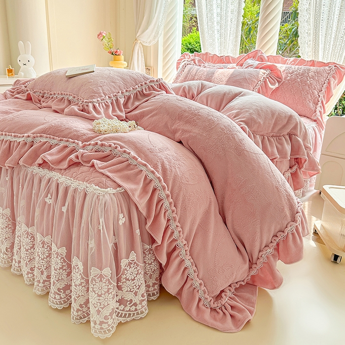 91家纺网 家纺一手货源 找家纺 （总）罗艺轩 【控价】2025新款立体雕花牛奶绒加厚保暖床裙款三件套-安琪儿