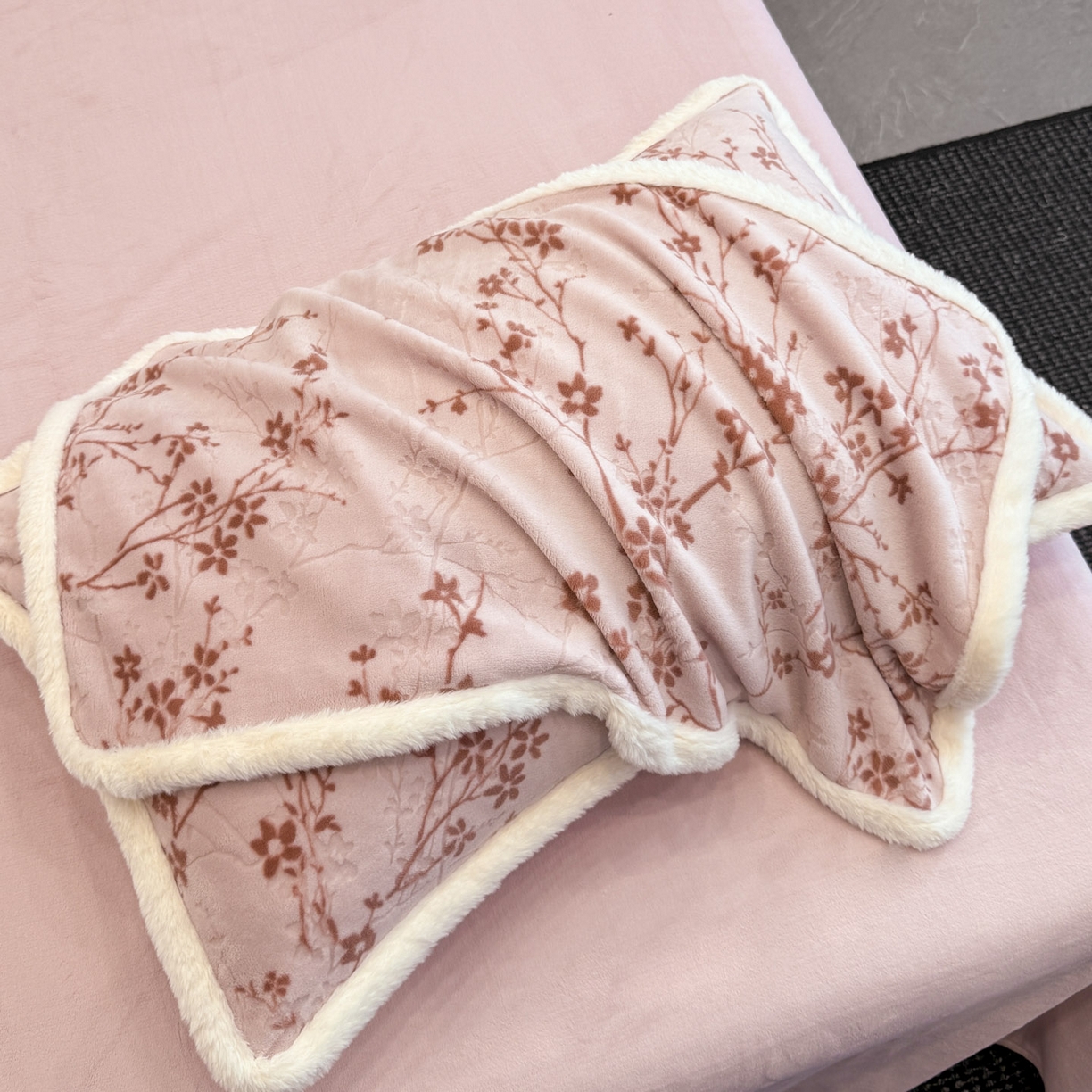 91家纺网 家纺一手货源 找家纺 如一 2025新款立体雕花牛奶绒兔毛包边四件套 山茶-粉