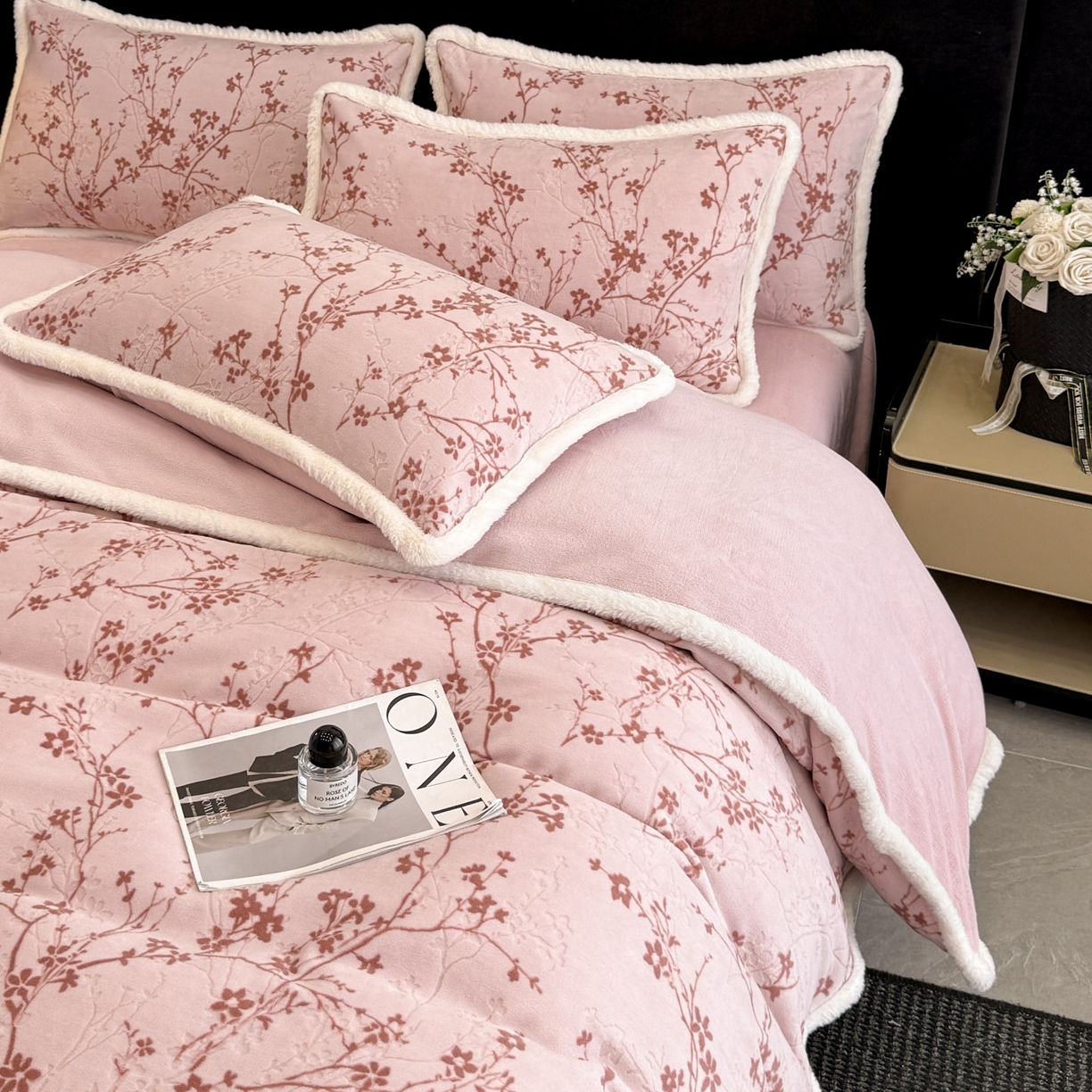 91家纺网 家纺一手货源 找家纺 如一 2025新款立体雕花牛奶绒兔毛包边四件套 山茶-粉