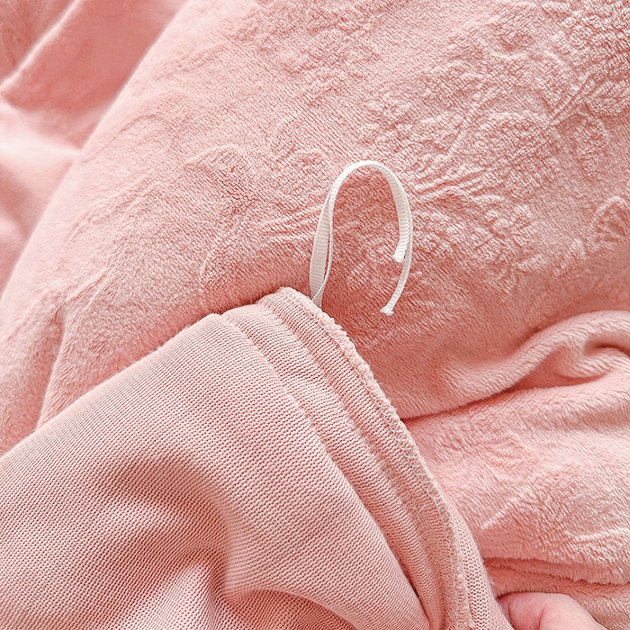 91家纺网 家纺一手货源 找家纺 （总）罗艺轩 【控价】2025新款立体雕花牛奶绒加厚保暖床裙款三件套-安琪儿