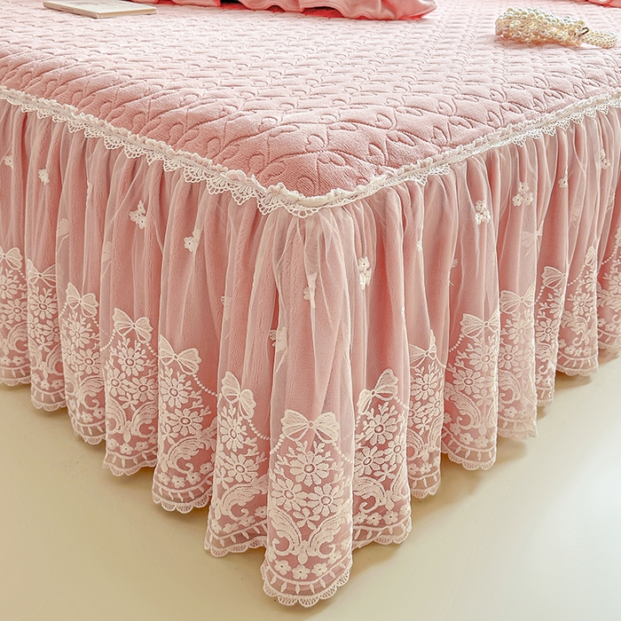 91家纺网 家纺一手货源 找家纺 （总）罗艺轩 【控价】2025新款立体雕花牛奶绒加厚保暖床裙款三件套-安琪儿