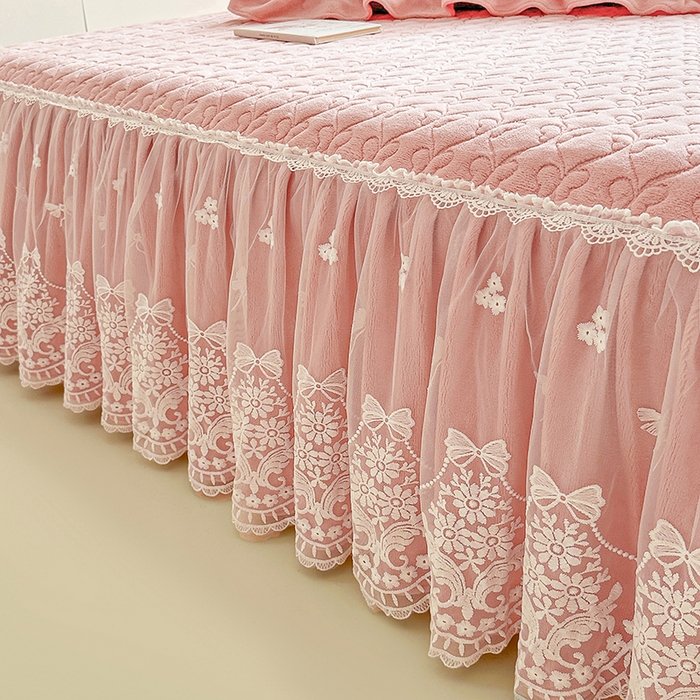 91家纺网 家纺一手货源 找家纺 （总）罗艺轩 【控价】2025新款立体雕花牛奶绒加厚保暖床裙款三件套-安琪儿