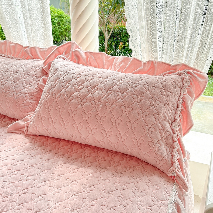 91家纺网 家纺一手货源 找家纺 （总）罗艺轩 【控价】2025新款立体雕花牛奶绒加厚保暖床裙款三件套-安琪儿