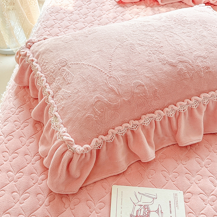 91家纺网 家纺一手货源 找家纺 （总）罗艺轩 【控价】2025新款立体雕花牛奶绒加厚保暖床裙款三件套-安琪儿