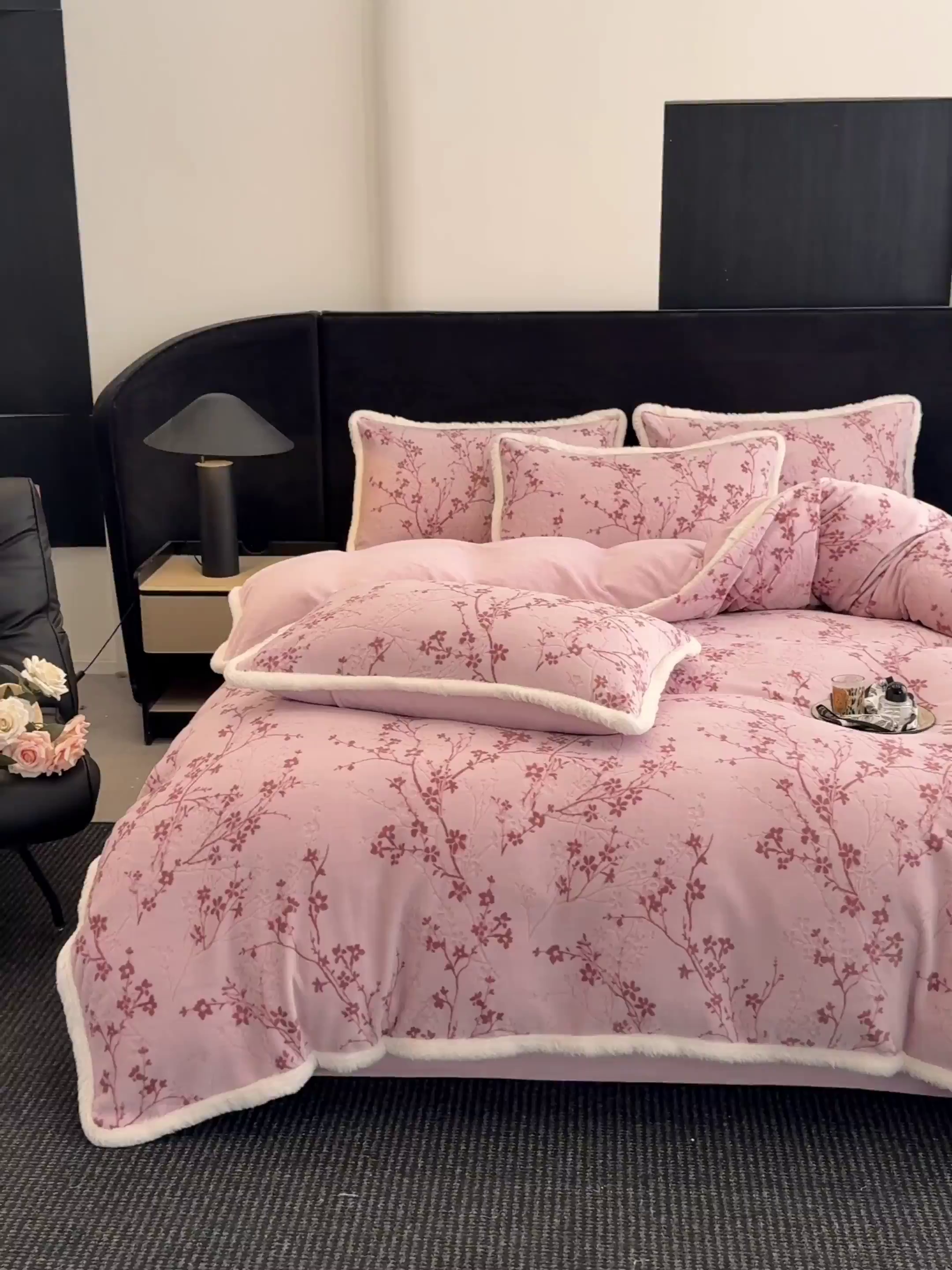 91家纺网 家纺一手货源 找家纺 如一 2025新款立体雕花牛奶绒兔毛包边四件套 山茶-粉