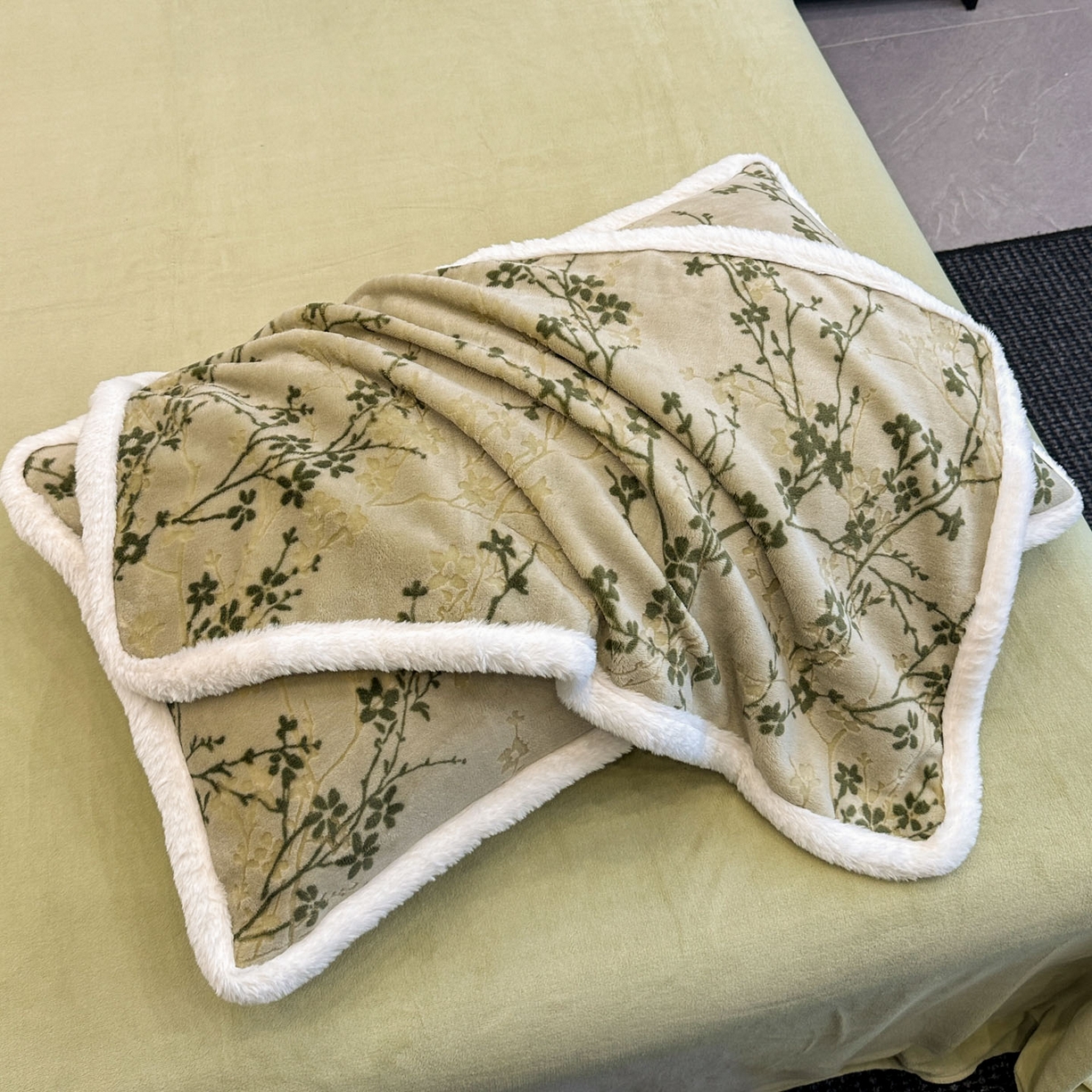 91家纺网 家纺一手货源 找家纺 如一 2025新款立体雕花牛奶绒兔毛包边四件套 山茶-绿