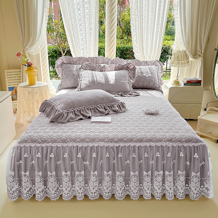 91家纺网 家纺一手货源 找家纺 （总）罗艺轩 【控价】2025新款立体雕花牛奶绒加厚保暖床裙款三件套-安琪儿