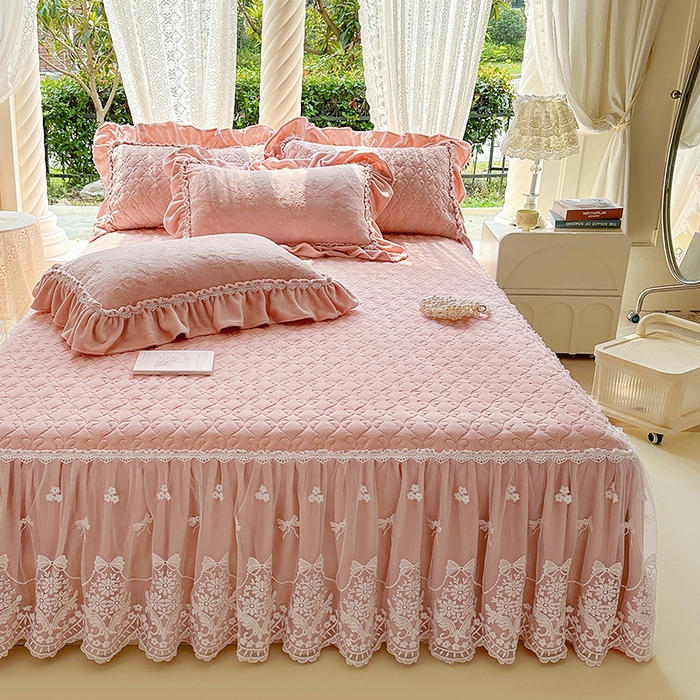 91家纺网 家纺一手货源 找家纺 罗艺轩 【控价】2025新款立体雕花牛奶绒加厚保暖床裙款三件套-安琪儿 安琪儿-粉