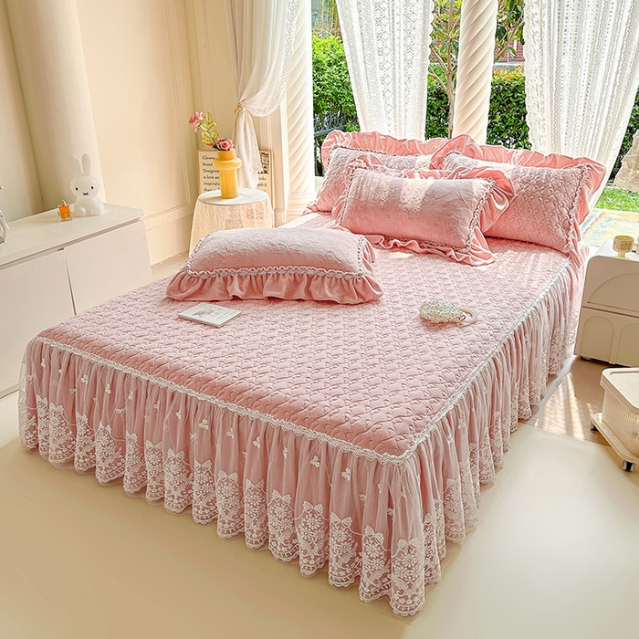 91家纺网 家纺一手货源 找家纺 罗艺轩 【控价】2025新款立体雕花牛奶绒加厚保暖床裙款三件套-安琪儿 安琪儿-粉