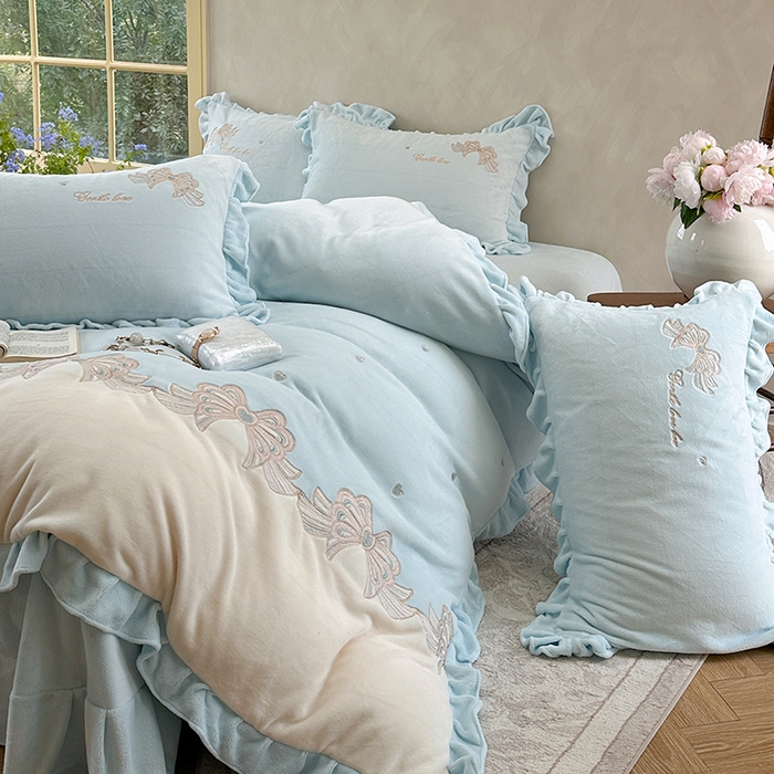 91家纺网 家纺一手货源 找家纺 可以家居 2025新款高克重全消光超细旦奶芙云绒四件套-玛利亚系列-莫妮卡 莫妮卡清雅蓝