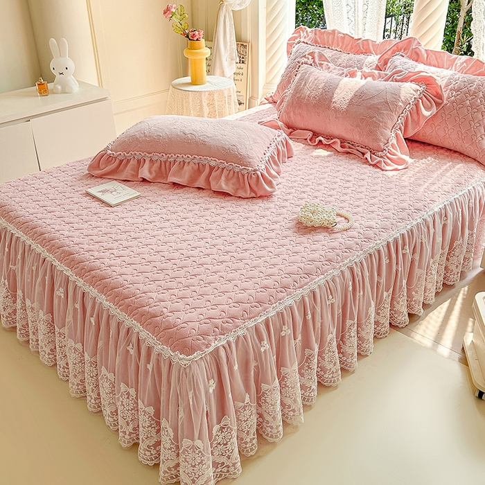 91家纺网 家纺一手货源 找家纺 罗艺轩 【控价】2025新款立体雕花牛奶绒加厚保暖床裙款三件套-安琪儿 安琪儿-粉