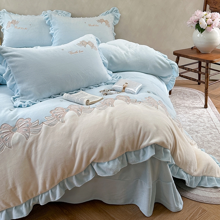 91家纺网 家纺一手货源 找家纺 可以家居 2025新款高克重全消光超细旦奶芙云绒四件套-玛利亚系列-莫妮卡 莫妮卡清雅蓝