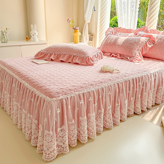 91家纺网 家纺一手货源 找家纺 罗艺轩 【控价】2025新款立体雕花牛奶绒加厚保暖床裙款三件套-安琪儿 安琪儿-粉