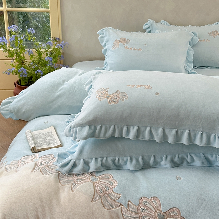 91家纺网 家纺一手货源 找家纺 可以家居 2025新款高克重全消光超细旦奶芙云绒四件套-玛利亚系列-莫妮卡 莫妮卡清雅蓝