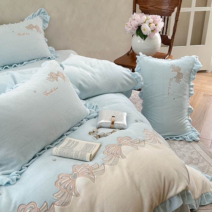 91家纺网 家纺一手货源 找家纺 可以家居 2025新款高克重全消光超细旦奶芙云绒四件套-玛利亚系列-莫妮卡 莫妮卡清雅蓝