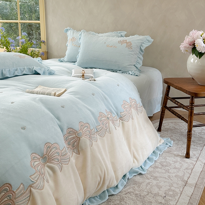 91家纺网 家纺一手货源 找家纺 可以家居 2025新款高克重全消光超细旦奶芙云绒四件套-玛利亚系列-莫妮卡 莫妮卡清雅蓝